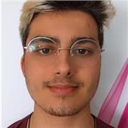 Joven que puede dar clases a alumnos de todas las edades en comprensión escrita y oral